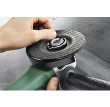 Meuleuse d'angle Bosch avec disque abrasif en utilisation