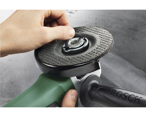 Meuleuse d'angle Bosch avec disque abrasif en utilisation
