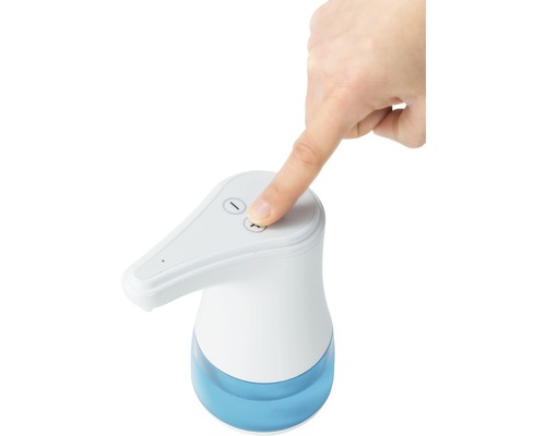 Distributeur de savon sans contact avec un doigt appuyant sur un bouton