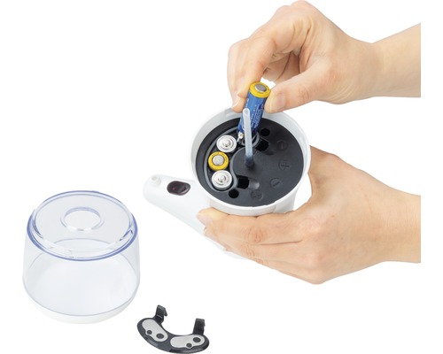 Insertion de la pile dans le distributeur de savon automatique.