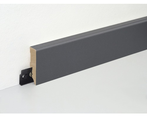 Plinthe grise avec clip de fixation sur un mur.