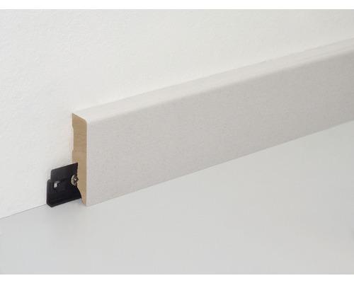 Plinthe en bois avec clip de fixation sur un mur.