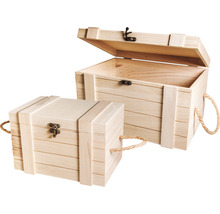 Deux coffres en bois avec poignées en corde et fermeture