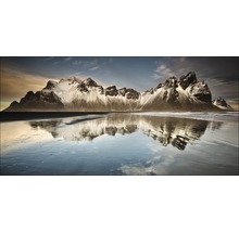 Paysage avec montagnes, plage et reflet