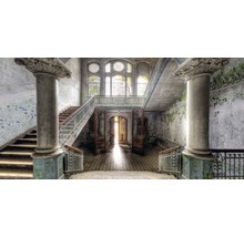 Innenaufnahme eines Treppenhauses in einem alten Gebäude mit Säulen und Treppen