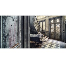 Interieur eines verlassenen Raumes mit Klavier, Treppe und beschädigten Wänden