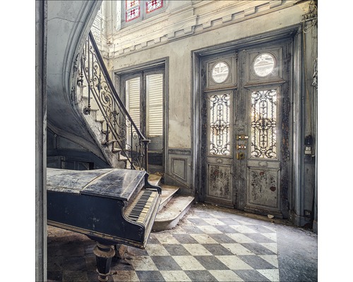 Innenaufnahme eines verlassenen Raumes mit Treppe, Klavier und Doppeltür