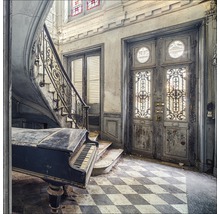 Innenansicht eines verlassenen Gebäudes mit Treppe, Klavier und Doppeltür