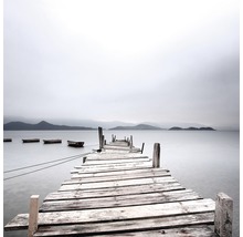 Holzsteg am See mit Booten
