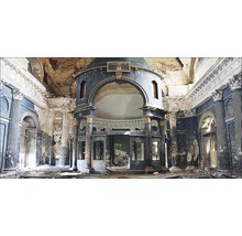 Intérieur d''un bâtiment abandonné et endommagé avec des colonnes et des arches