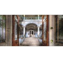 Innenraum mit Treppe und offenen Türen in einem verlassenen Gebäude