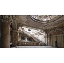 Innenansicht eines alten Gebäudes mit Treppe und verzierten Säulen
