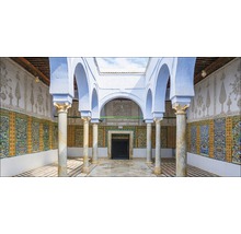 Cour intérieure avec colonnes, arcs et carreaux décoratifs