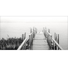 Holzsteg mit Geländer am Seeufer