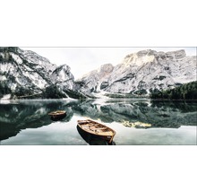 Berglandschaft mit See und zwei Ruderbooten