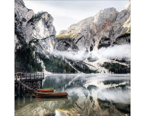 Paysage avec lac de montagne, bateaux et jetée