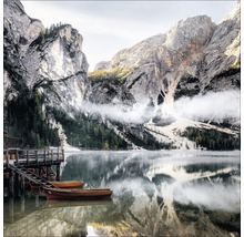 Lac de montagne avec bateaux et panorama montagneux