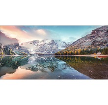 Landschaft mit See, Bergen und Wald