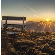 Holzbank auf einem Berg mit Blick auf eine Landschaft