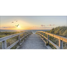 Holzsteg führt zum Strand bei Sonnenuntergang