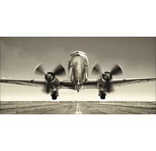 Flugzeug auf Rollfeld mit sich drehenden Propellern
