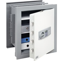 Geöffneter Tresor mit Regalen zur sicheren Aufbewahrung von Wertsachen