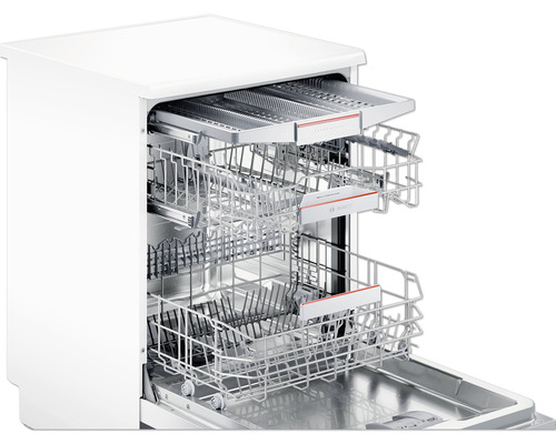 Vue intérieure d''un lave-vaisselle blanc avec des paniers sortis