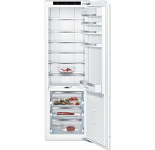 Réfrigérateur ouvert avec étagères en verre et tiroirs VitaFresh pour stocker les aliments