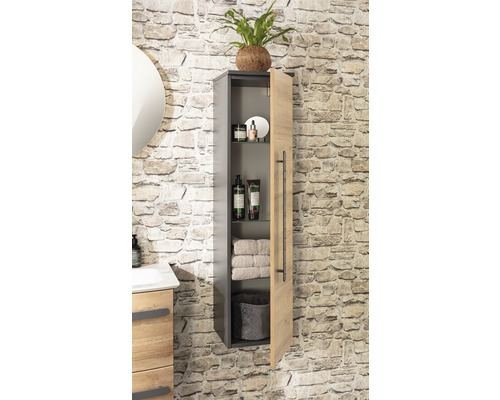 Armoire suspendue de salle de bain ouverte avec étagères pour ranger les articles de bain.