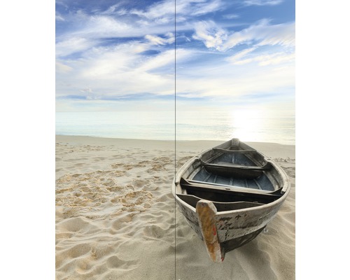 Vue de la plage avec bateau dans le sable