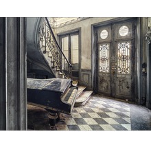Ansicht eines verlassenen Raumes mit Treppe, Klavier und verzierten Türen