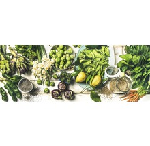 Frisches Gemüse auf weißem Untergrund, darunter Artischocken, Rosenkohl, grüne Paprika, Spinat und Karotten.