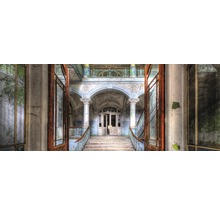 Photo intérieure d''un bâtiment abandonné avec escalier et colonnes