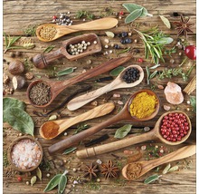 Diverses épices et herbes aromatiques dans des cuillères en bois sur une table en bois