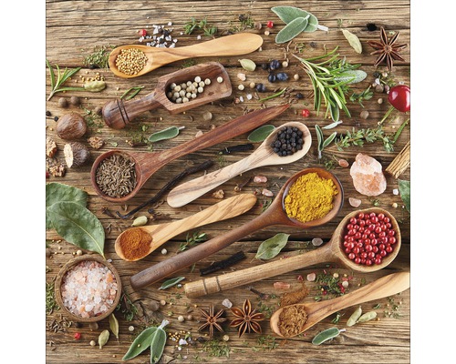 Diverses épices et herbes aromatiques dans des cuillères en bois sur une table en bois