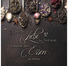 Arrangement décoratif de différentes sortes de thé dans des cuillères avec l''inscription : Là où l''amour met la table, la nourriture a le meilleur goût