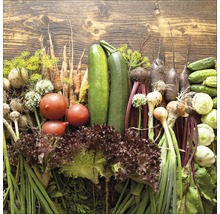 Divers légumes sur une table en bois