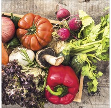 Gemüseauswahl mit Tomaten, Radieschen, Pilzen, Paprika und Salat in einer Holzkiste.
