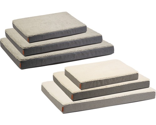 Zwei Stapel Hundebetten aus Stoff in verschiedenen Größen