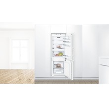 Einbaukühlschrank mit geöffneter Tür in einer modernen Küche.