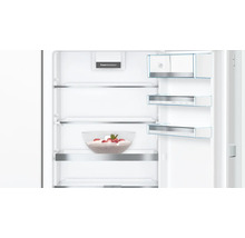 Innenansicht eines Kühlschranks mit Glasablagen und PowerVentilation
