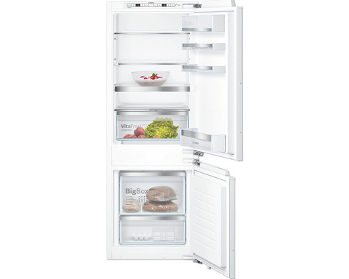 Geöffneter Einbaukühlschrank mit Gefrierfach und Lebensmitteln