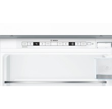 Innenraum eines Kühlschranks mit elektronischer Temperaturregelung und Bosch Logo