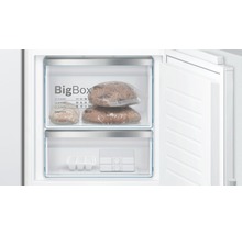 Geöffneter Gefrierschrank mit Brot in der BigBox und Eiswürfelform.