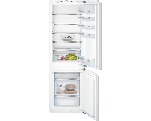 Geöffneter Bosch Kühlschrank mit Regalen, VitaFresh Schublade und BigBox Gefrierfach.