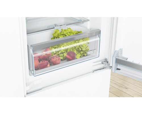 Geöffneter Kühlschrank mit VitaFresh Schublade gefüllt mit Salat und Pfirsichen