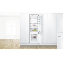 Einbaukühlschrank mit offener Tür und verschiedenen Lebensmitteln im Inneren.