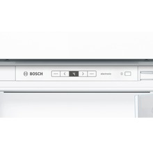 Logo Bosch sur un réfrigérateur avec affichage électronique de la température de 4 degrés