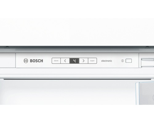 Logo Bosch sur un réfrigérateur avec affichage électronique de la température de 4 degrés