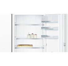 Intérieur d''un réfrigérateur avec des aliments sur les étagères